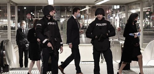 بعد فرنسا… "إرهاب إسلامي" يضرب فيينا وماكرون يندّد
