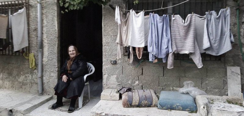 "أعيش في الغرفة وحدي"... عن الدفء الذي سرقته الحروب من أحياء سوريا الشعبية