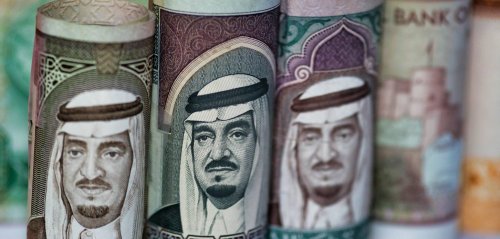 ضرائب في الأفق الخليجي... هل تمهّد لتغيّرات في علاقة المواطنين بالسلطة؟