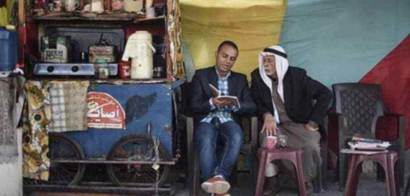 "زعماؤنا يتعايشون ويمنعوننا من التعايش"... الروائي هاني السالمي عن الحياة على "الرصيف" في غزة