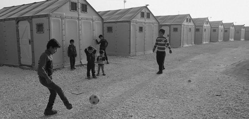 الأمل في بيت آمن... لاجئو سوريا وعشر سنين من الحلول المؤقتة