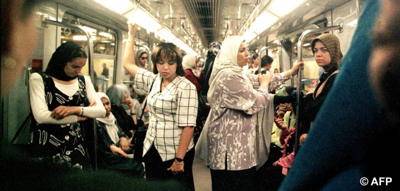 عالم نسائي مشحون بالغضب... ماذا يحدث في عربة السيدات بمترو القاهرة؟