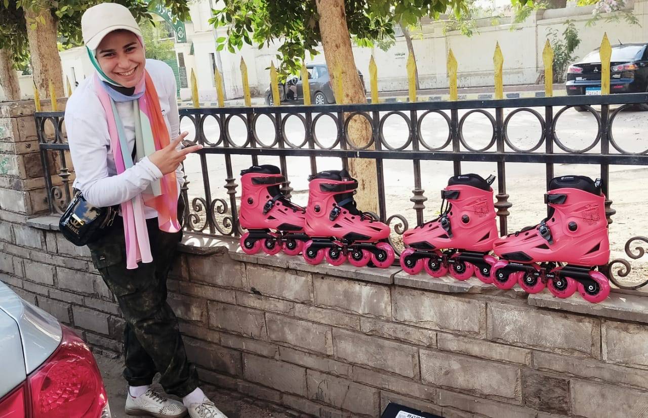 فتيات يمارسن الاسكيتنغ في شوارع مصر