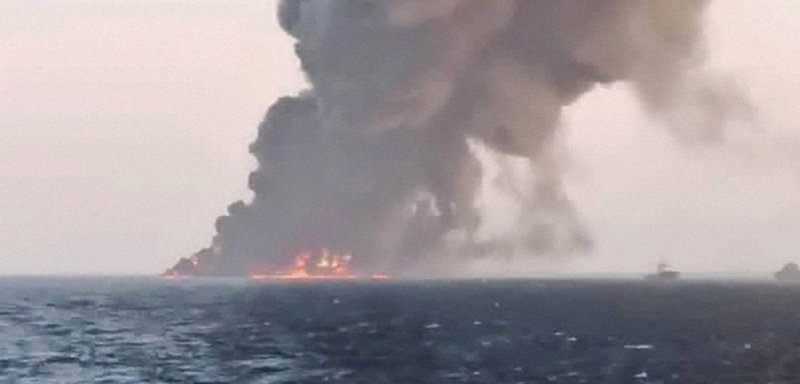 النيران تلتهم أكبر سفينة حربية إيرانية قبل غرقها في خليج عمان