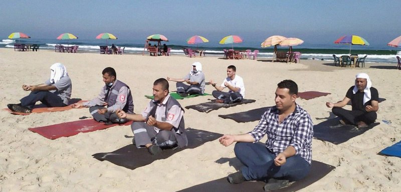 تنتهي اليوغا وتبقى الحروب... "ضباط" يختبرون السلام على شاطئ غزة
