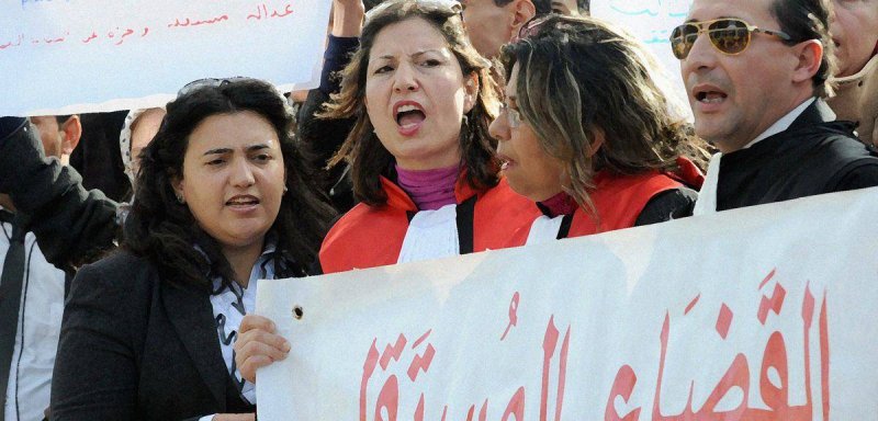 منع جماعي من السفر... مخاوف في تونس من تغوّل السلطة التنفيذية على القضاء