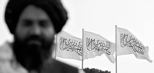 ملابس التنظيمات الإرهابية وراياتها... أوجه التشابه والاختلاف بين طالبان وداعش والقاعدة