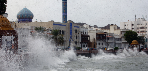 قلوبنا مع عمان… إعصار شاهين يتسبب في شلل تام في السلطنة