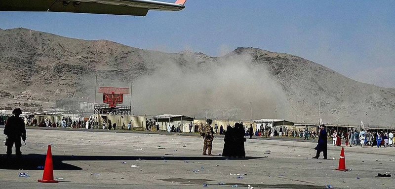إلغاء لقاءات وتحركات قلقة للإجلاء... انفجاران قرب مطار كابول يربكان حسابات القوى الكبرى