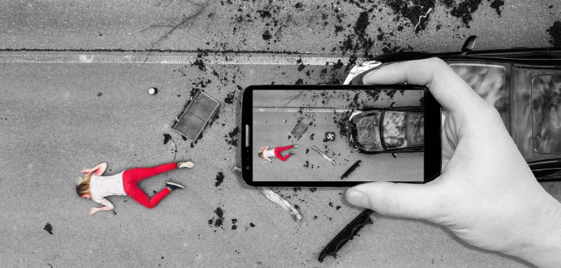 تأثير المتفرج... لماذا نميل إلى تصوير الضحايا بدلاً من مساعدتهم؟