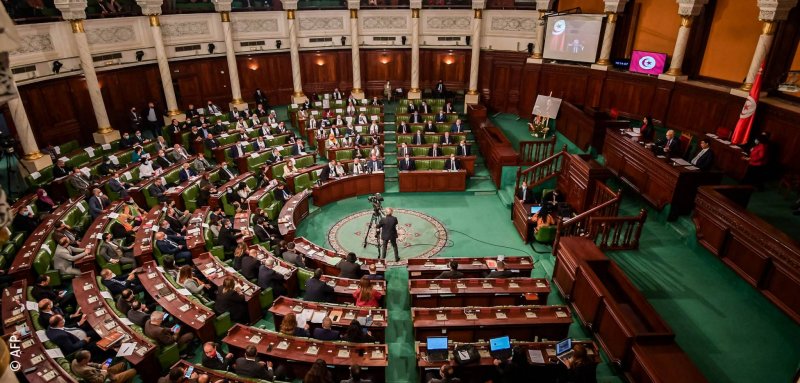 متحدياً قرار تجميده... البرلمان التونسي يعقد جلسةً 
