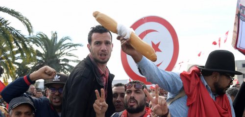 طوابير من أجل الخبز... أزمة ترخي بظلالها على تونس وتعمّقها الحرب الأوكرانية
