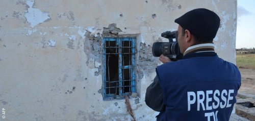 "مجال تحكمه الفوضى والمال والنفوذ"... معركة الصحفيين التونسيين مع "المتطفلين" على المهنة