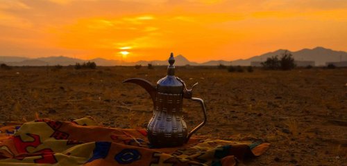 من الهيف إلى الكيف فالسيف... روايات القهوة العربية في مضافة في مخيم لجوء
