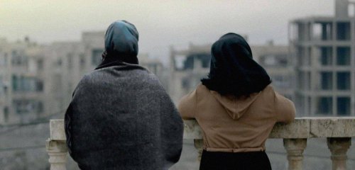 "كنتُ أروي الثورة من خلال عيونهن"... كمال رضواني عن فيلمه "سوريا: النساء في الحرب"