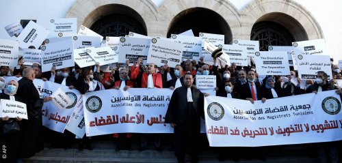 قضاة تونس مستمرّون في إضرابهم... وعضو في هيئة الانتخابات يستقيل تضامناً معهم