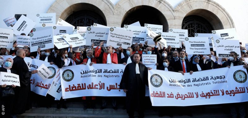 قضاة تونس مستمرّون في إضرابهم... وعضو في هيئة الانتخابات يستقيل تضامناً معهم