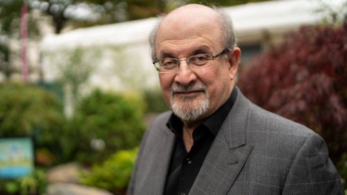 "هل ارتاح الخميني في قبره"... سلمان رشدي في دمائه وردود الفعل العربية