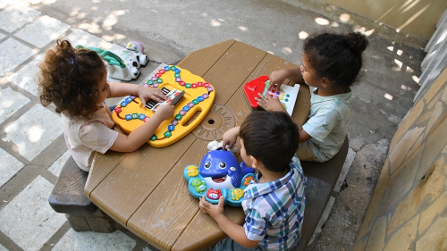 "فرصة واحدة قد تغير حياة الأصم إلى الأبد"