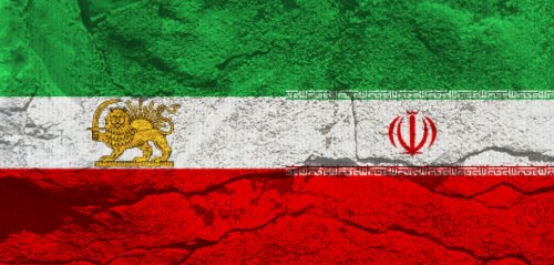 علم إيران وحكاياته... من شعار الأسد والشمس إلى "لا إله إلا الله"