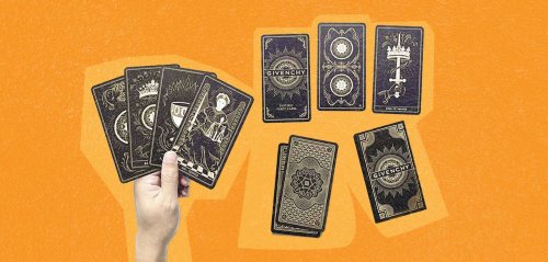 Tarot mania? Egyptians cling to hope with card games