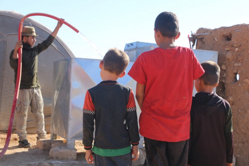 مع بلوغ الصيف ذروته... أزمة مياه تعصف بقاطني المخيمات شمال سوريا