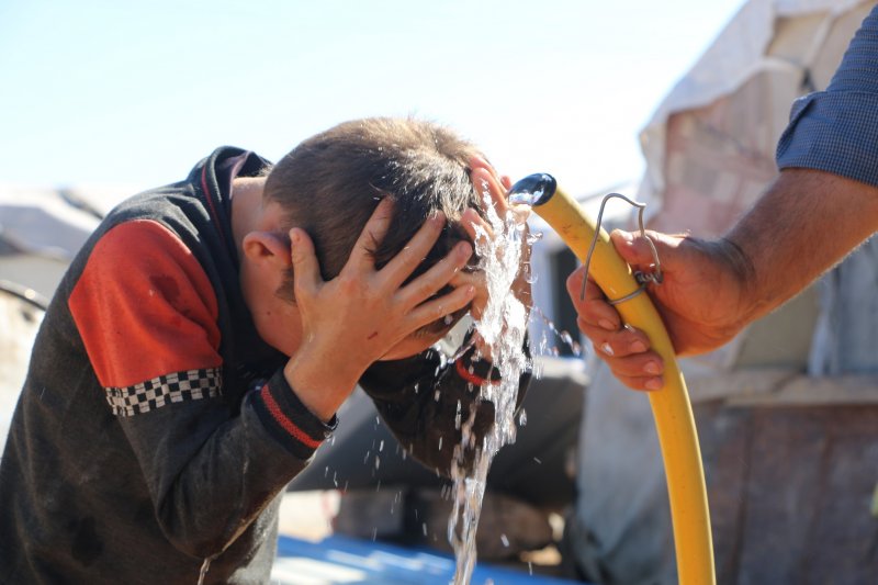 مع بلوغ الصيف ذروته... أزمة مياه تعصف بقاطني المخيمات شمال سوريا