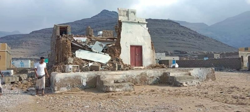 "كأنه كان يوم القيامة"... إعصار "تيج" تحدٍّ بيئي جديد يواجه اليمنيين