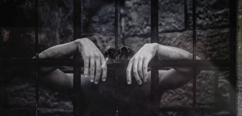 عن قيمة ورمزية السجائر في ناموس حصار السجون والقيود