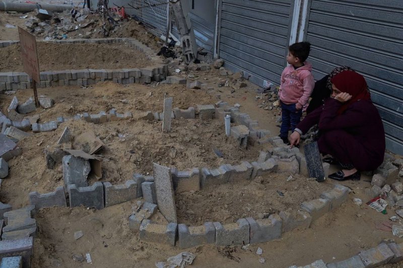 "دفنت جاري في فناء منزلي"... في غزّة جثث متراكمة دون قبور