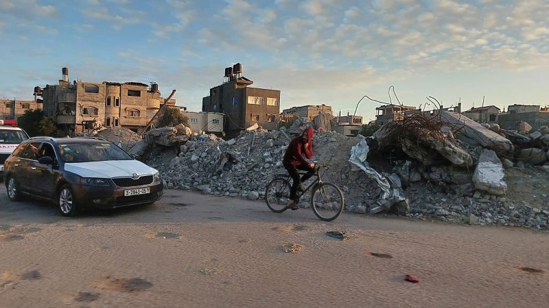  تلال الركام والنفايات تحجب معالم قطاع غزة وتحوله إلى بؤرة أمراض