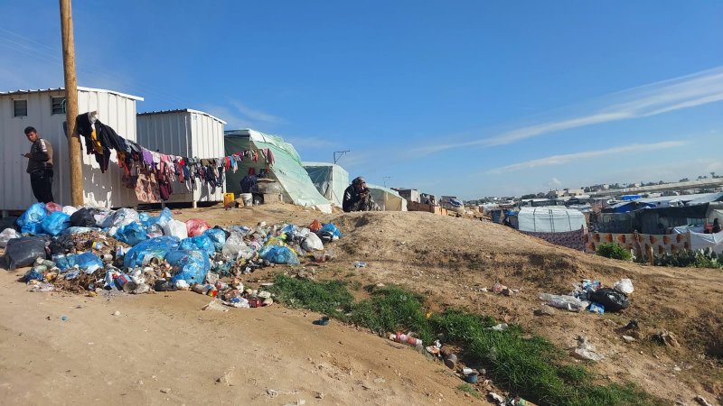  تلال الركام والنفايات تحجب معالم قطاع غزة وتحوله إلى بؤرة أمراض
