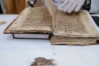 إحدى المخطوطات التاريخية في مكتبة الجامع العمري قبل حرب الإبادة إحدى المخطوطات التاريخية في مكتبة الجامع العمري قبل حرب الإبادة