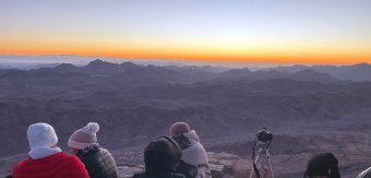 سائحين في صحراء سيناء