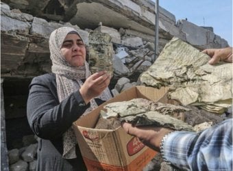 المهندسة حنين العمصي، تعمل في ترميم المخطوطات في مكتبة الجامع العمري المهندسة حنين العمصي، تعمل في ترميم المخطوطات في مكتبة الجامع العمري