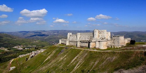 من قلعة كردية وحصن صليبيّ ومقر ملكي إلى ساحة للحرب: قلعة الحصن السورية وتواريخها