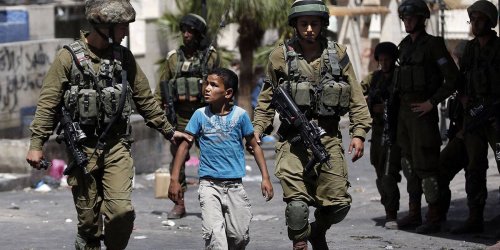 اعتقال القاصرين والقاصرات في إسرائيل: جرائم دولية ويوميات رعب وتعذيب