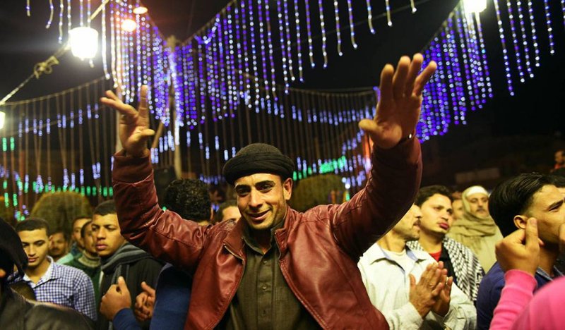 بالفعل، لماذا يرقص المصريون على الأغاني الحزينة والوطنية؟