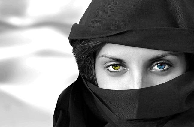 العيون الزرقاء والخضراء: لماذا نظر إليها العرب نظرة متناقضة؟ وكيف دخلت كتيمة في الصراع على السلطة؟