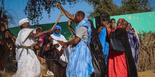 "لعب الدبوس" في موريتانيا... رقصة ارتبطت بالعبودية وتشبه المبارزة عند العرب