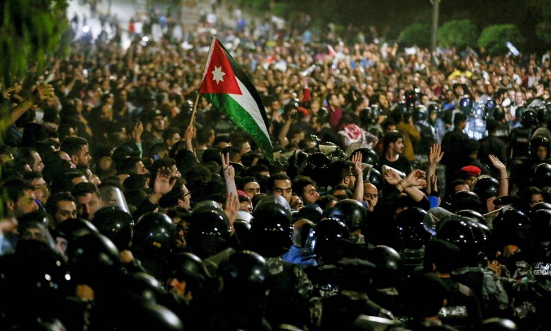 احتجاجات الأردنيين تطيح برئيس الحكومة... ماذا بعد؟
