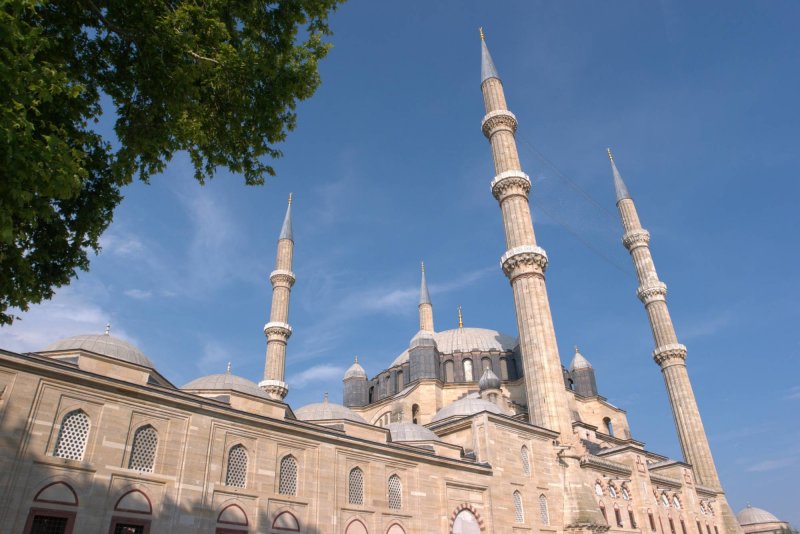 بين المساجد والكنائس: مباني العبادة في أوروبا