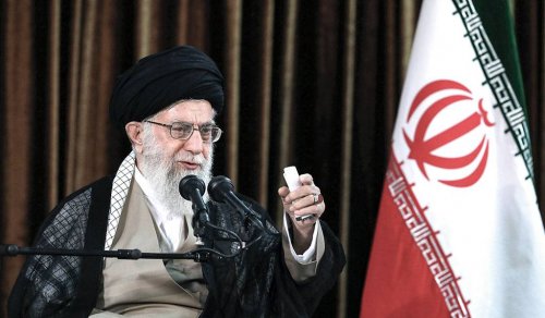 خامنئي يتهم الحكومة بـ"سوء الإدارة"... محاولة لرمي المسؤولية عن الأزمة على روحاني؟