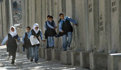 شراء ما لا يمكن فرضه عنوة… كيف تتسلّل إسرائيل إلى مدارس القدس الشرقية؟