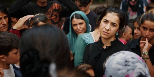 "على كَتِفَيْها": فيلم وثائقي يجسّد رحلة نادية مراد من أسيرة داعش إلى امرأة نوبل للسلام