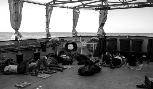 "نفضل الموت على النزول بليبيا"... مهاجرون يعتصمون بسفينة في ميناء مصراتة