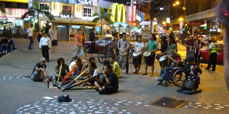 تعرّفوا على شارع العرب في العاصمة الماليزية... شارع التسوّق و"الماساج"