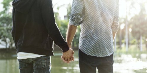 دليل الوالدين: هل تبيّن أن أحد أبنائكم مثليّ؟