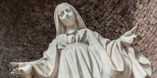من "عبادة تقلا" إلى "عبادة مريم": رحلة في القصص الدينية المسيحية