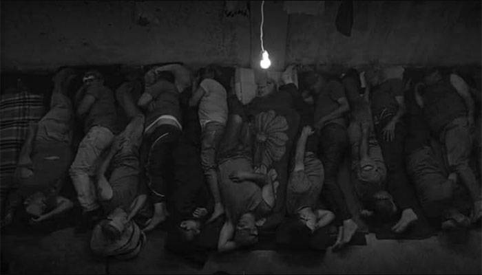 السجناء على الأرض في سجن صيدنايا